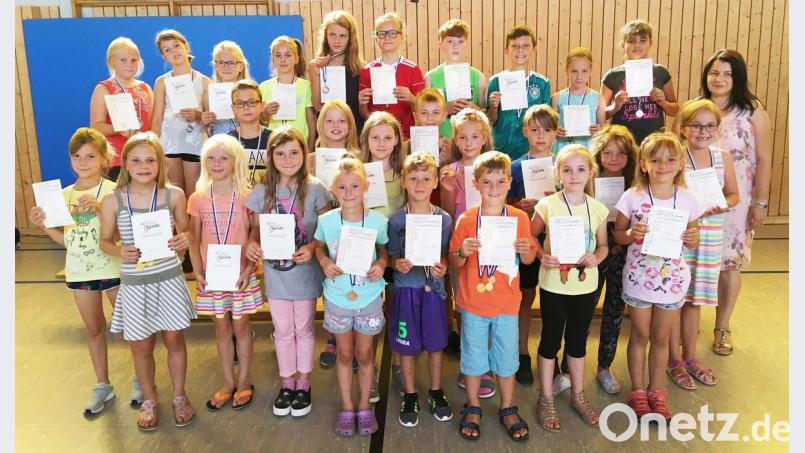 Stolz präsentieren die Schüler ihre Urkunden. ü