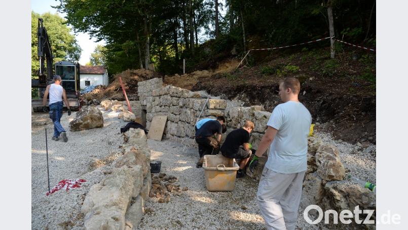 Das IJGD-Workcamp in Ursensollen hat begonnen. Für das künftige Fledermaus-Domizil wird hier gerade im Eingangsbereich eine Bruchsteinmauer aufgeschlichtet. brü