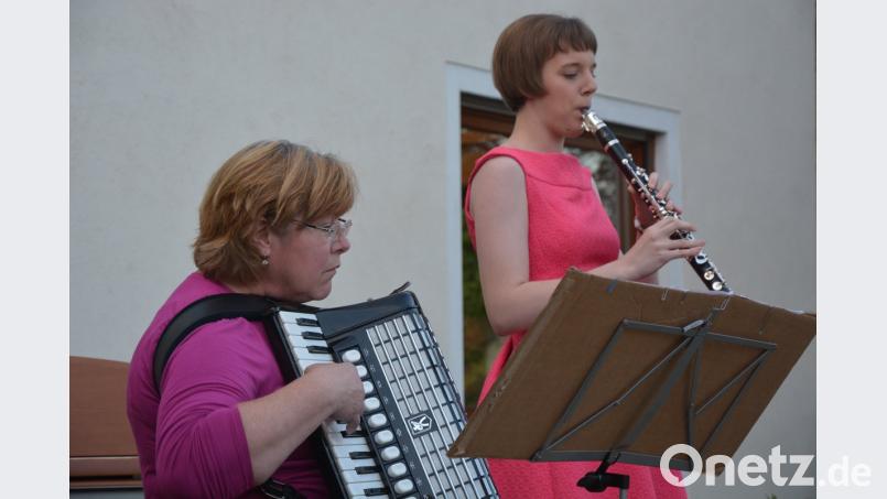 Jean Rustler mit ihrem Akkordeon, Franka Plößner mit ihrer Klarinette. jr