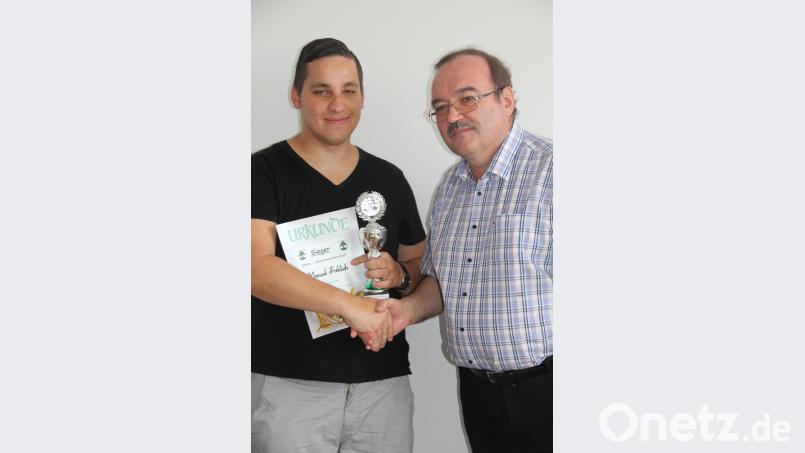 Bei der Jahreshauptversammlung überreichte Vorsitzender Andreas Zinkl (rechts) an Manuel Fröhlich die Siegerurkunde und den Siegerpokal. frd