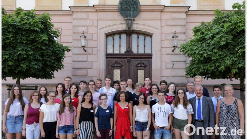 Für die 27 besonders begabten Schüler aus der Oberpfalz steht eine spannende Seminarwoche an. Zusammen mit Bianca Rauchenberger (rechts), Ministerialbeauftragtem Franz Xaver Huber (Dritter von rechts), Schulleiter Wolfgang Wolters (Vierter von rechts) und Organisatorin Christine Wutz (zweiter reihe, Dritte von rechts) geht es in Workshops und Planspiele. Wolfgang Steinbacher