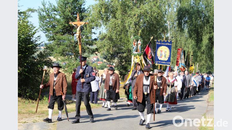 Die Wallfahrt mit vielen Vereinen und Fahnenabordnungen startet am St.-Anna-Platz in Mähring. Etwa eine viertel Stunde dauert der Marsch, ehe der Festgottesdienst in der St.-Anna-Gedächtniskirche am Pfaffenbühl mit den Pfarrern Ralf Bertel und Armin Maierhofer sowie Prälat Helmut Wanka beginnt. Marina Richtmann