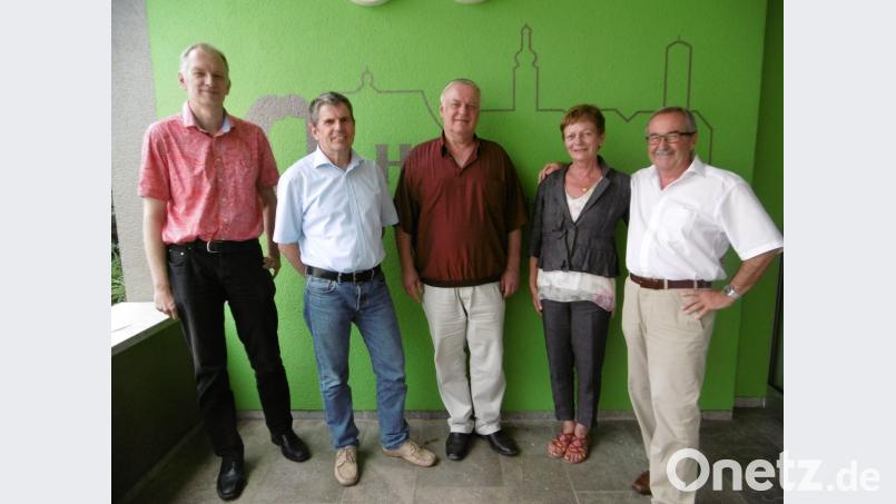 Der künftige Stellvertreter Frank Fiedler und Schulleiter Dieter Meyer wünschen Helmut Schneider, Helga Meidenbauer und Ludwig Räß (von links) alles Gute für den Ruhestand. mma