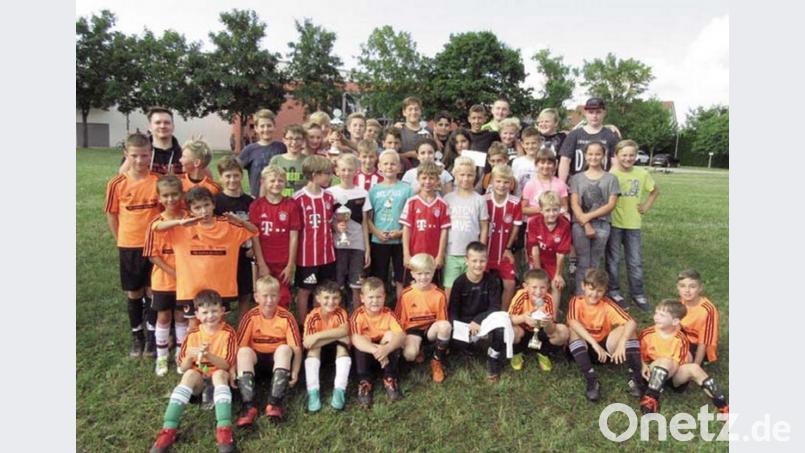 Sogar den „Schnellen Blitzen“ enteilen die Kicker des FC Barsa Minis und entscheiden so das Bolzplatzturnier der Gemeinde für sich. hai
