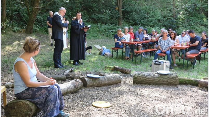 Monsignore Hans Amann und Pfarrer Alfredo Malikoski segneten den Waldkindergarten bei Richt, der zwei Jahre nach der Eröffnung offiziell eingeweiht wurde. Hirsch