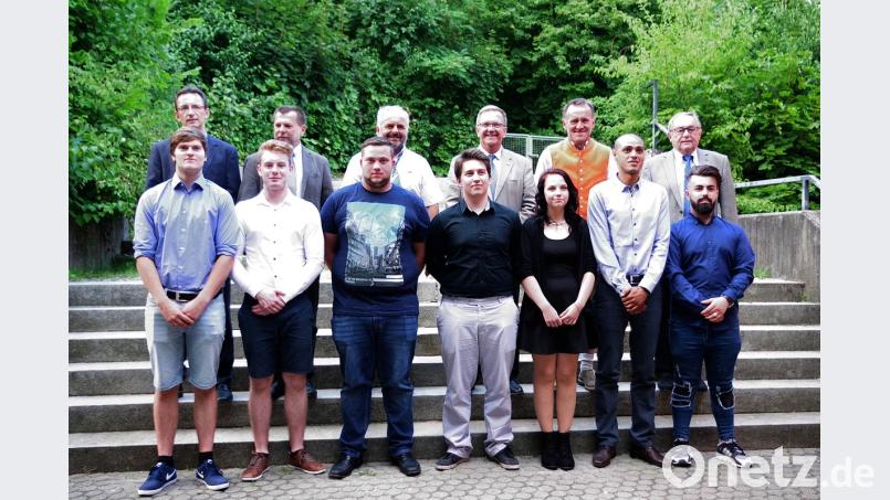 Die freigesprochenen Schreinergesellen mit den Ehrengästen aus Politik und Handwerk. müb