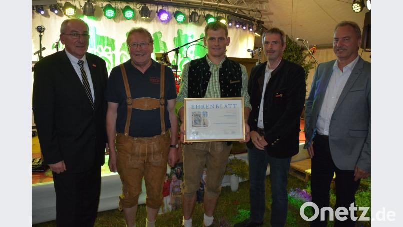 150 Jahre Familienbetrieb Sanitär Hecht: Peter Biersack (links) von der Handwerkskammer Niederbayern-Oberpfalz gratulierte mit dem Ehrenblatt. Weitere Glückwünsche kamen von Kreishandwerksmeister Joachim Behrend (Zweiter von rechts) und Innungs-Obermeister Norbert Schmeller (rechts). Firmenchef Johannes Hecht (Mitte) und Seniorchef Gerhard Hecht freuten sich. jr