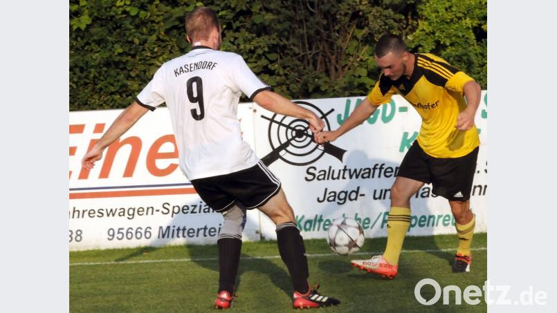 Das erste Heimspiel dieser Saison gewann der SV Poppenreuth (rechts Josef Kotrba) gegen den SSV Kasendorf mit 3:1. Am Freitag gastiert der letztjährige Vizemeister BSC Saas-Bayreuth im Steinwald. hho