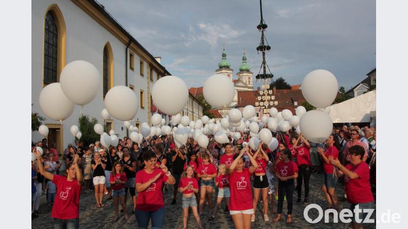 500 Luftballons steigen am Ende des Nena-Hits &quot;99 Luftballons&quot; in den Himmel. kro