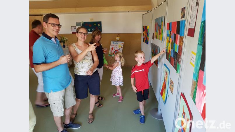 Sichtlich stolz präsentierten die Kindergartenkinder ihre Kunstwerke den beeindruckten Gästen. hir