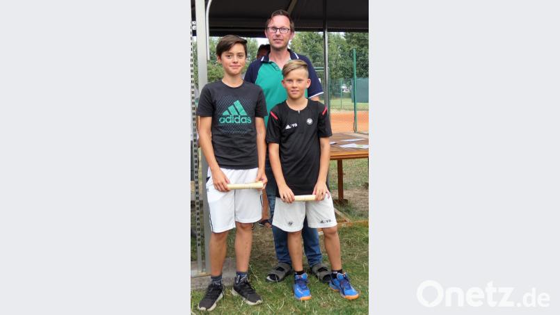 Den Fairnesspreis erhalten Lenny Och (TC Waldershof, links) und Tim Männer (TC Waldsassen). Gerade der Tennissport lebe davon, so Sportwart Harald Kilian, dass man fair auf dem Platz miteinander umgehe und Situationen kläre, auch zugunsten des Gegners. exb