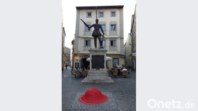 Vor der Statue des Don Juan d’Austria wölbt sich derzeit der „Nipple of the City“ aus dem Boden. Das Werk des rumänischen Künstlers Dumitru Oboroc gehört zur „Danube Art Lab“, die derzeit die Stadt erobert. Susanne Wolke