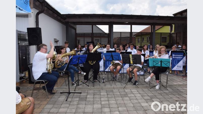 Die &quot;Blechhaufen Youngsters&quot; zeigen bei der Serenade am Schloss ihr Können. Bandleader Stephan Striegl, Michaela Pflaum, Renate Voit, Simon Schwab, Lukas Grünauer, Dorothee Pleyer (vorne, von links) und Lukas Völkl und Katrin Hofmann (von links, dahinter) beweisen, dass sie sich hinter den &quot;Großen&quot; nicht verstecken brauchen. fla