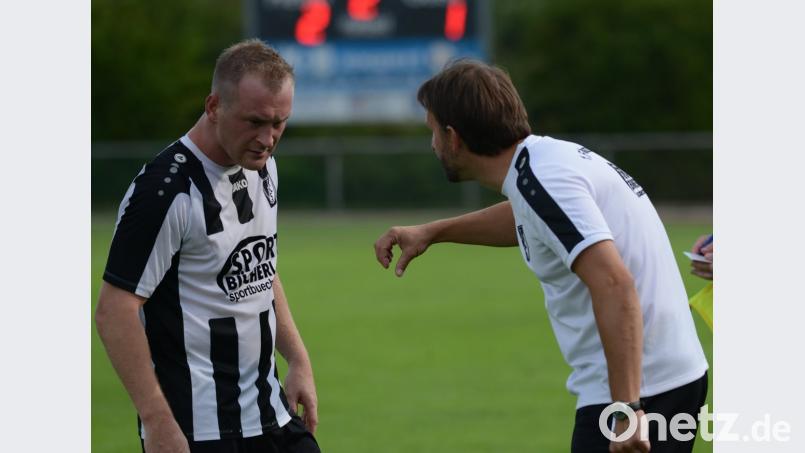 Matthias Messmann (links) ist der verlängerte Arm auf dem Spielfeld von Wolfgang Richthammer. In Schirmitz kann der Kapitän die Anweisungen des Schwarzenfelder Trainers aber nicht entgegennehmen. ham