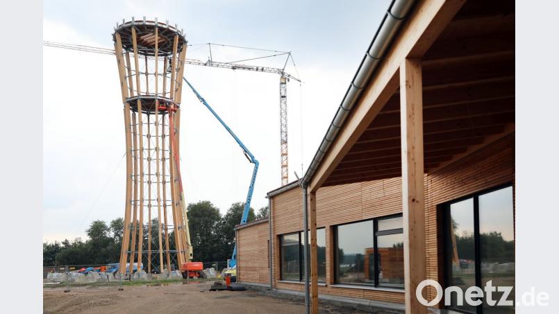 Der Innenturm der Erlebnisholzkugel steht bereits. Bis zur Eröffnung dauert es aber noch einige Wochen. Gerhard Götz
