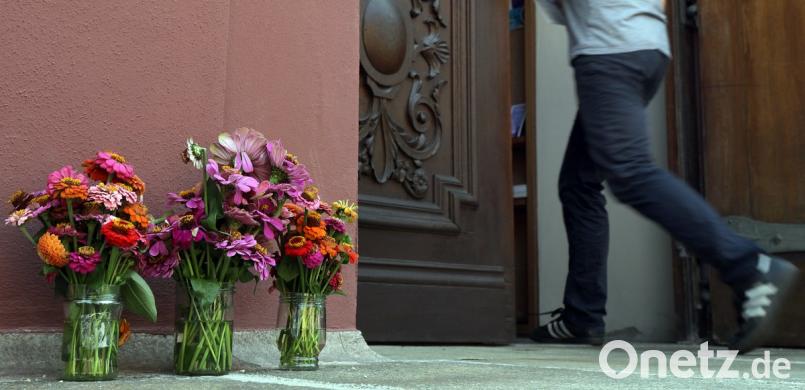 Am Eingang zur Paulanerkirche stehen Blumen. Am Mittwoch wurde Abschied von Sophia genommen. Trauerredner war Landesbischof Heinricht Bedford-Strohm. Wolfgang Steinbacher