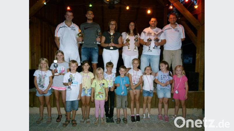 Norbert Schecklmann (links) und Matthias Keck (rechts) zeichneten die Sieger des Kirchweihturniers 2018 aus. rn