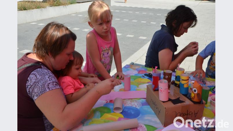 Zum Auftakt des Kinderferienprogramms war es noch nie so heiß wie in diesem Jahr. Trotzdem kommen die Mädchen und Buben gerne zur Sparkasse. Lustige Tiere entstanden mit viel Kreativität. Mama durfte den ganz Kleinen schon mal Hilfestellung geben. dob
