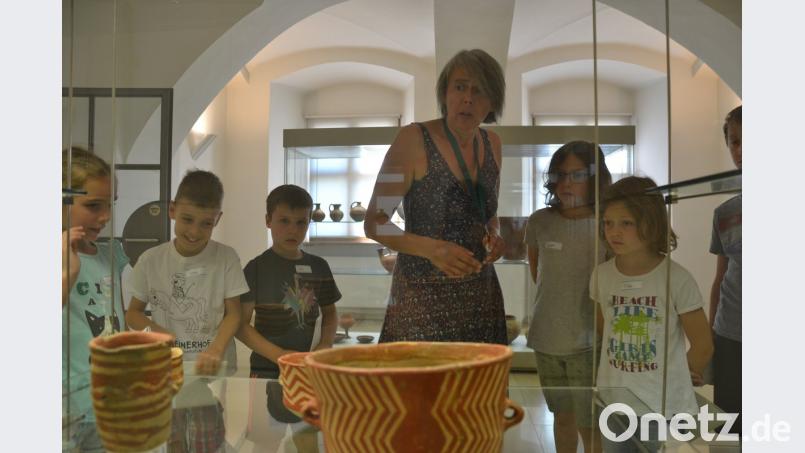 Großes Staunen über alte Tongefäße - Irene Fritz begleitet die Schüler im "Orient-Express". wolfgang.fuchs@oberpfalzmedien.de