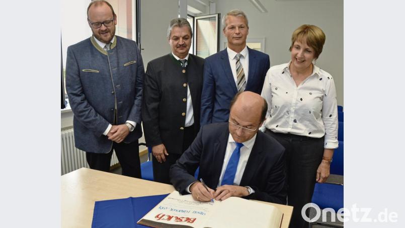 Finanzminister Albert Füracker bekräftigt sein Bekenntnis zum ländlichen Raum mit dem Eintrag ins „Goldene Buch“ der Stadt Vohenstrauß. Darüber freuen sich Landrat Andreas Meier, Bürgermeister Andreas Wutzlhofer, Abteilungsdirektor Dr. Carsten Farr als Chef der Dienststelle Regensburg und MdL Annette Karl (von links). dob