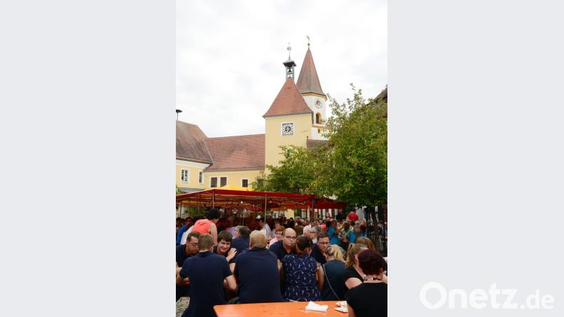 Der Marktplatz war wieder die größte Gaststube Luhes. bey