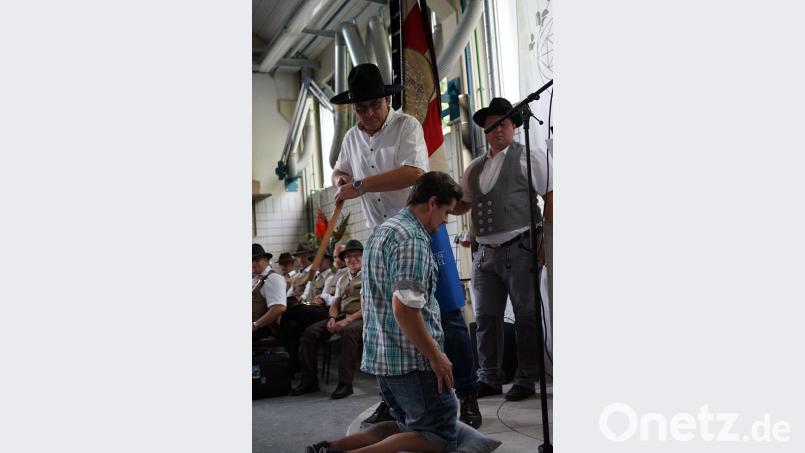 Jeder einzelne Absolvent musste sich dann nach Aufruf vor Innungs-Obermeister Norbert Schlick auf ein Kissen knien, ein mehr oder weniger kräftiger Schlag mit dem Richtscheit beförderte den Lehrling dann offiziell in den Gesellenstand. abi