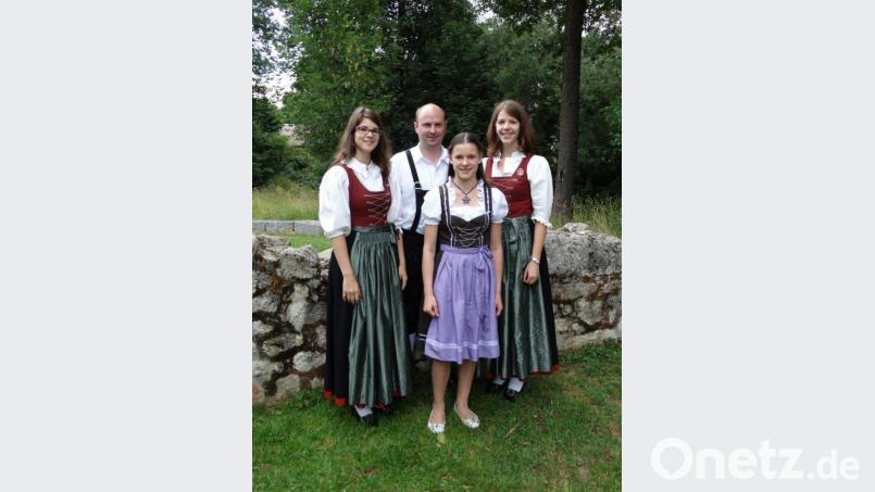 Foto zeigt von links: Vorsitzende Marina Scherm, Dirigent Johannes Hecht, die erfolgreiche Absolventin Birgitta Rickauer und Ausbilderin Julia Scherm. twg