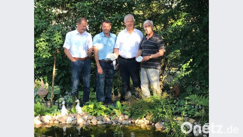 Nicht überall können die Fische so ruhig leben wie in diesem Gartenteich. Der Fischotter erobert derzeit die Gewässer auch in unserer Region. Ein Thema, welches Hans-Hermann Lier (rechts) bei einem Gespräch Bezirksrat Richard Gaßner, SPD-Landtagskandidaten Uwe Bergmann und MdL Reinhold Strobl näher. Der Gipsabdruck zeigt die Größe der Tiere auf. exb