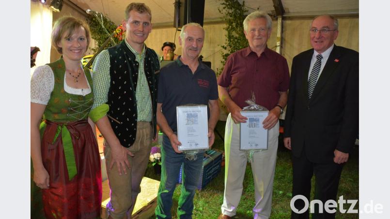 Seit 40 Jahren ist Peter Fröhlich (Zweiter von rechts) bei Sanitär Hecht beschäftigt, Albert Hecht (Mitte) seit 25 Jahren. Ihnen gratulierten die Firmenleitung mit Margit und Johannes Hecht (von links), sowie Peter Biersack von der Handwerkskammer Niederbayern-Oberpfalz. jr