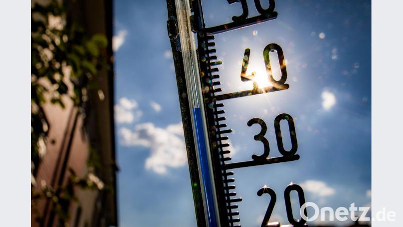 Ein Thermometer an einer Hauswand klettert am Nachmittag in Richtung der 40-Grad-Marke. Frank Rumpenhorst