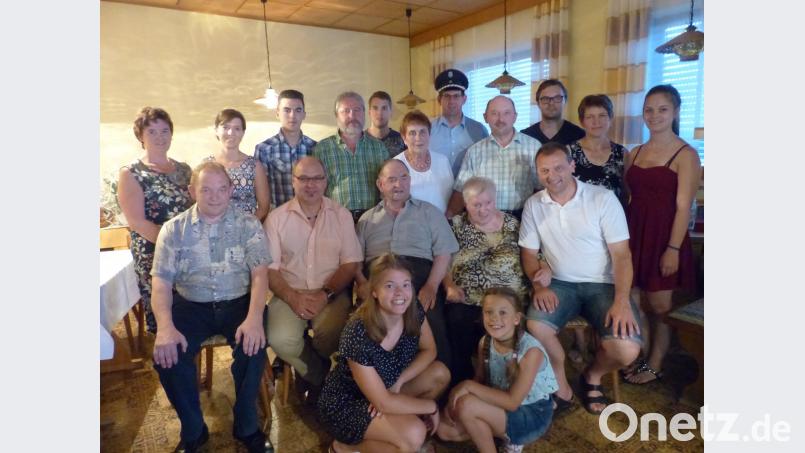Jubilarin Berta Kappl (vorne, Zweite von rechts) feiert mit ihrem Mann Anton, ihren Kindern, Enkelkindern und Gratulanten den 80. Geburtstag. sl