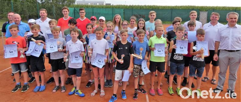 Den Siegern gratulieren (hinten, von links) Stadtverbandsvorsitzender Peter Haibach, Sportwart Harald Kilian, Jugendwart Hans-Peter Kern sowie (hinten, von rechts) stellvertretender Landrat Roland Grillmeier, Abteilungsleiter Wolfgang Kolb und stellvertretender Jugendwart Hannes Kern. exb