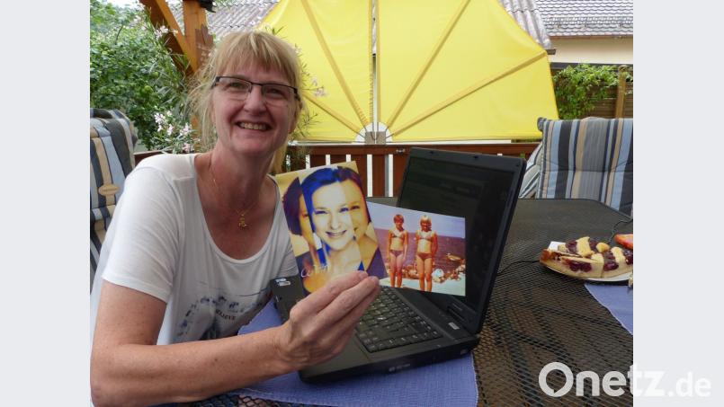 Heute und vor 40 Jahren: Andrea Krämer hält das Profilfoto ihrer Freundin und das Urlaubsfoto aus Kindertagen in der Hand. Die Nabburgerin war sich schnell sicher, dass es sich um ihre damalige Freundin handelt. Bild: Völkl
