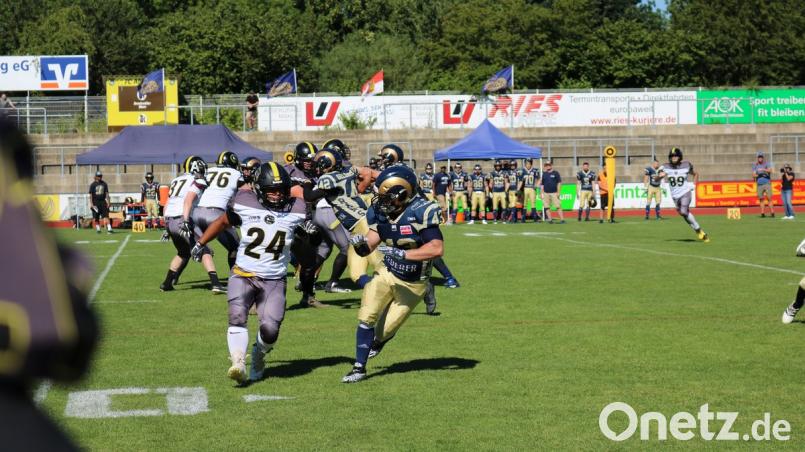 Auch beim Football kommt es zu Zweikämpfen - wie hier bei dem Spiel der Mad Bulldogs gegen die Nürnberg Rams II. pjle