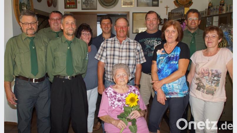 Elfriede Glaser an ihrem 80. Geburtstag mit vier ihrer Kinder, Bürgermeister Gerald Reiter (Fünfter von links) und (daneben) Resi Rasp als Vertreterin der Pfarrgemeinde, sowie der Abordnung des Schützenvereins Reichenstein mmj