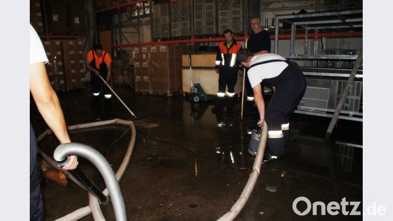 Die Feuerwehrleute hatten in den Lagerräumen einiges zu tun. sir