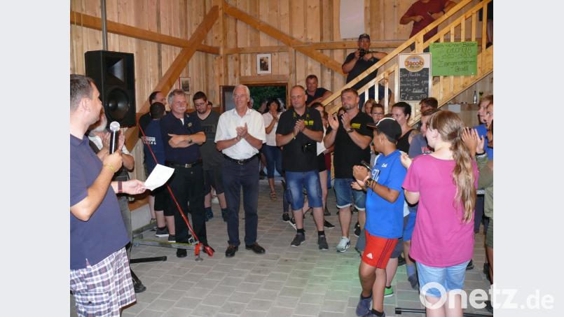 Zur Eröffnung des Kreisjugendzeltlagers waren auch Kreisbrandrat Robert Heinfling und stellvertretender Landrat Arnold Kimmerl (weißes Hemd) in den Feuerwehrstodl nach Zangenstein gekommen. ga