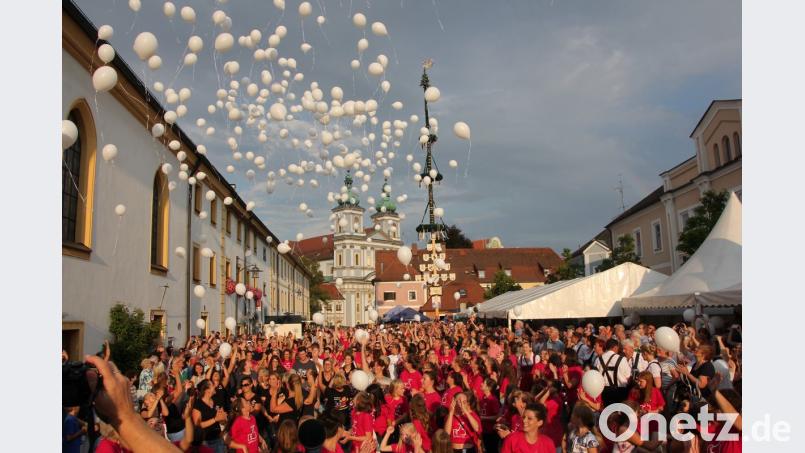 Ein beeindruckendes Schauspiel: 500 Luftballons steigen in die Luft. kro