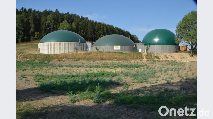 Die bestehende Biogasanlage in Lämersdorf soll massiv vergrößert werden, um eine Flexibilisierung zu erreichen. Unterhalb der Anlage hält der Landwirt ein natürliches Havariebecken vor. dob