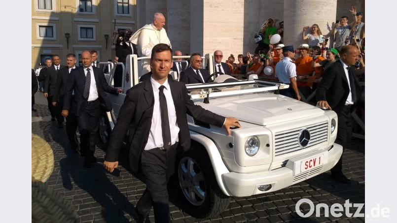 Papst Franzikus auf dem Petersplatz in seinem offenen Papamobil. mez