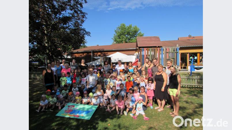 Kinder gratulieren Bernd Sommer zum Geburtstag. exb