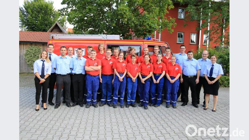 Den Jugendfeuerwehrlern gratulieren Lisa Opl, Michael Birner, 2. Vorsitzender Michael Weber, Sebastian Schlegel, Kommandant Michael Reindl (von links) sowie Katharina Hackl, KBI Hubert Blödt, Alexander Zeitler und KBM Armin Daubenmerkl (von rechts). egl