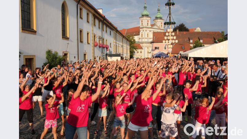 Hunderte tanzen am Johannisplatz. kro