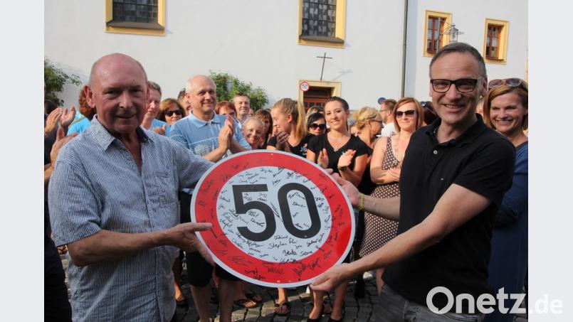 Hoch soll er leben: Karlheinz Hoyer und Bürgermeister Bernd Sommer. kro