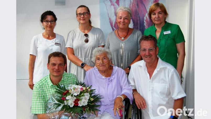 Ursula Jäger (vorne, Mitte) feiert ihren 90. Geburtstag im Senionenheim Löffler Schmola, Werner