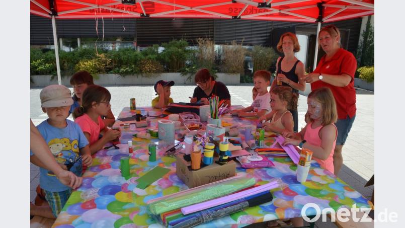Zum Auftakt des Kinderferienprogramms war es noch nie so heiß wie in diesem Jahr. Trotzdem kommen die Mädchen und Buben gerne zur Sparkasse. Evi Halscheidt (hinten, rechts) organisierte den Nachmittag. dob