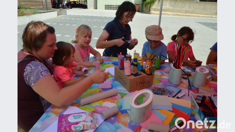 Zum Auftakt des Kinderferienprogramms war es noch nie so heiß wie in diesem Jahr. Trotzdem kommen die Mädchen und Buben gerne zur Sparkasse. Lustige Tiere entstanden mit viel Kreativität. Mama durfte den ganz Kleinen schon mal Hilfestellung geben. dob