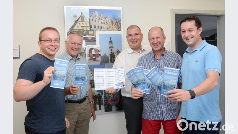 „Gemeinsam sind wir Weiden“: Sein umfangreiches Sommerprogramm stellt der CSU-Kreisverbands Weiden Lucas Weigl, Alois Lukas, Fraktionschef Wolfgang Pausch, Hans Blum und Kreisvorsitzender Stephan Gollwitzer (von links) vor. Gabi Schönberger