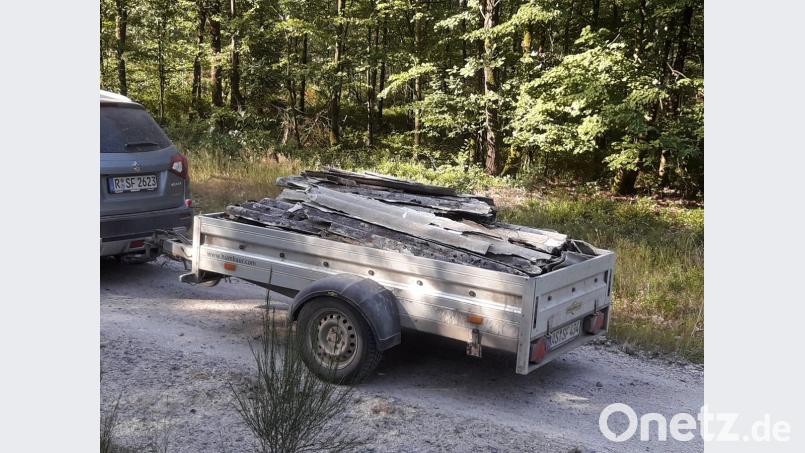 Diese Sammelaktion macht den Mitarbeitern des Forstbetriebs Schnaittenbach überhaupt keinen Spaß. Gesundheitlich problematisch ist sie obendrein. Die Sammler mussten über 500 Kilogramm illegal im Staatsforst entsorgte Eternitplatten schleppen. Nun läuft die Suche nach dem Umweltsünder. jml