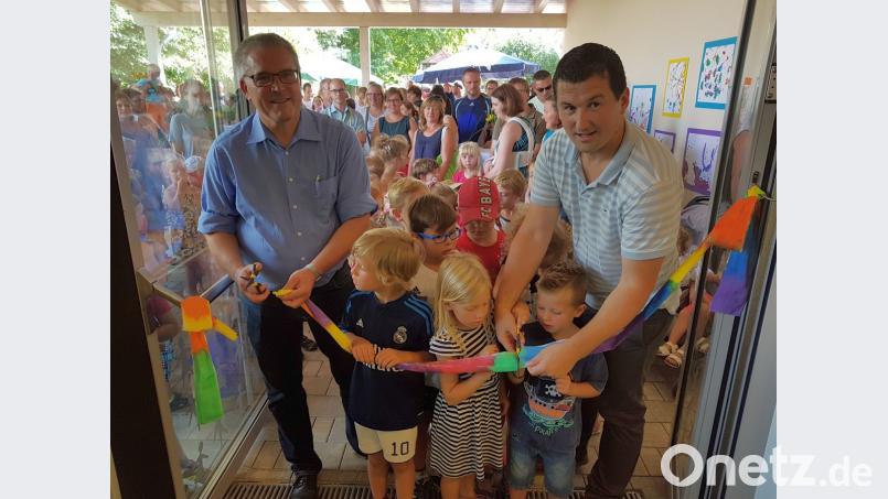 Die beiden Bürgermeister Richard Tischler (links) und Martin Schwandner (rechts) eröffneten zusammen mit den Kindern die Vernissage zum Jahresthema "Kunst in Kinderhand". hir